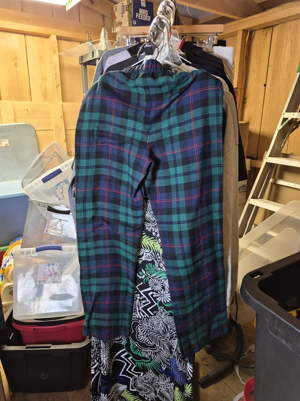 Old Navy Green and Navy Plaid Jogger Pants Bin 49
